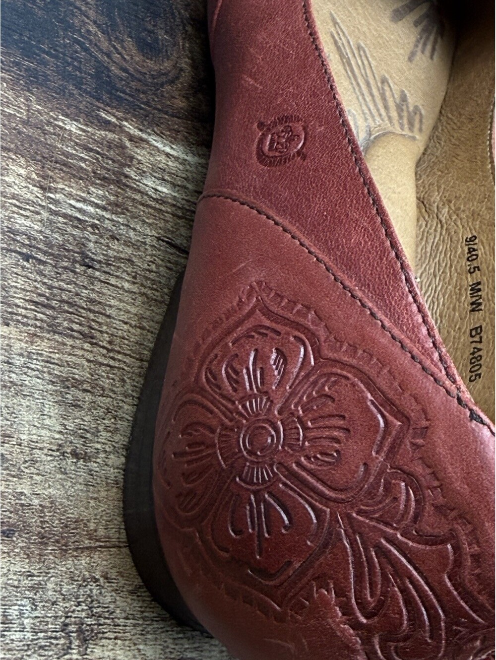 Børn Women’s Leather Ballet Flat Slip-On Embossed Floral Round Toe Red 9M - Picture 11 of 14